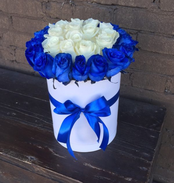 Коробка с синими и белыми розами
