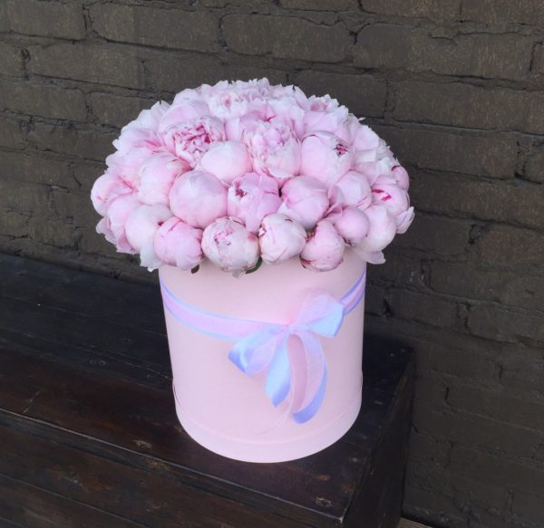 Шляпная коробка с розовыми пионами