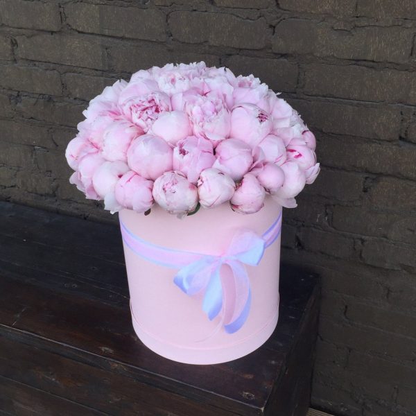 Шляпная коробка с розовыми пионами