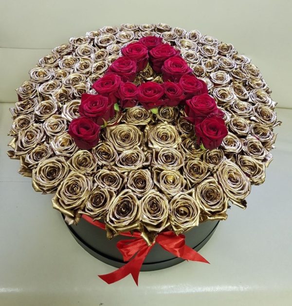 Шляпная коробка с золотыми и красными розами