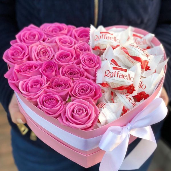 коробка с розовыми розами